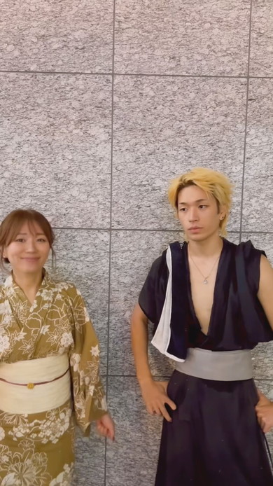 19歳息子と記念撮影する母