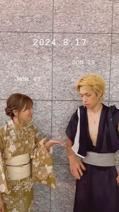 19歳息子と記念撮影する母