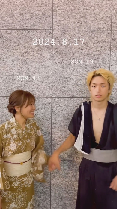 19歳息子と記念撮影する母