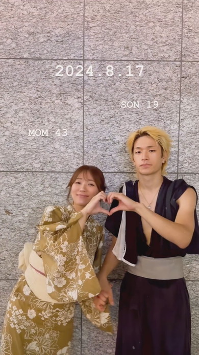 19歳息子と記念撮影する母