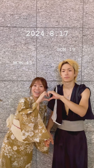 19歳息子と記念撮影する母