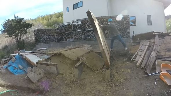 古民家をライブができるカフェにするため屋外トイレを解体する