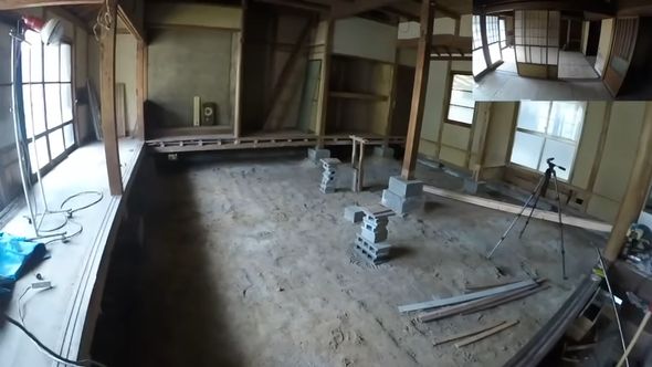 古民家をライブができるカフェにするため床板などを外す