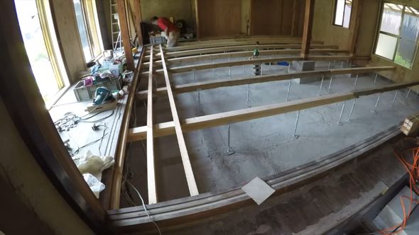 古民家をライブができるカフェにするため新しい建材を使って床を作る