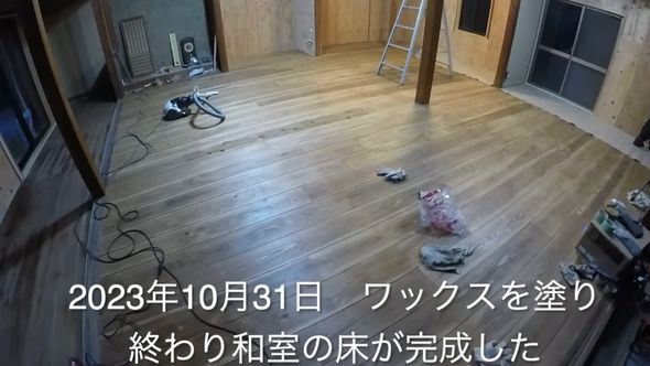 古民家をライブができるカフェにするため床板にワックスを塗った