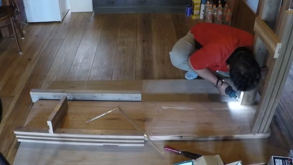 古民家をライブができるカフェにするため廃材でテーブルを作る