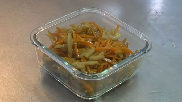 夫が弁当と一緒に作ったニンジンとレンコンのきんぴら