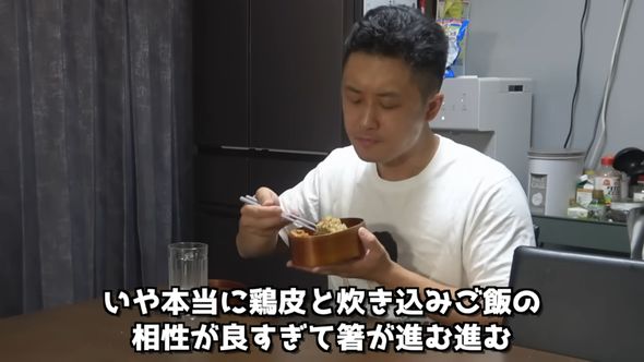 妻への“仕返し”として作った鶏皮弁当の味を確かめる夫