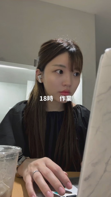 PC作業中の女性