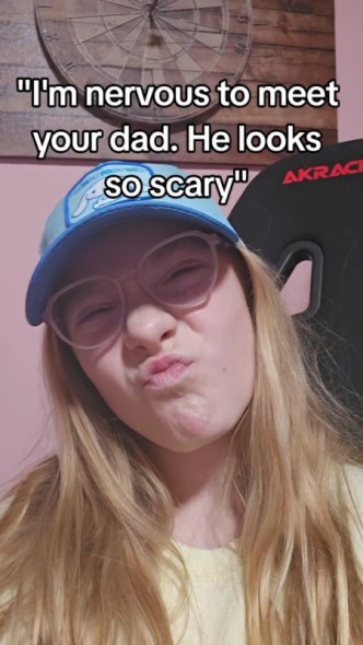 顔をしかめる女の子