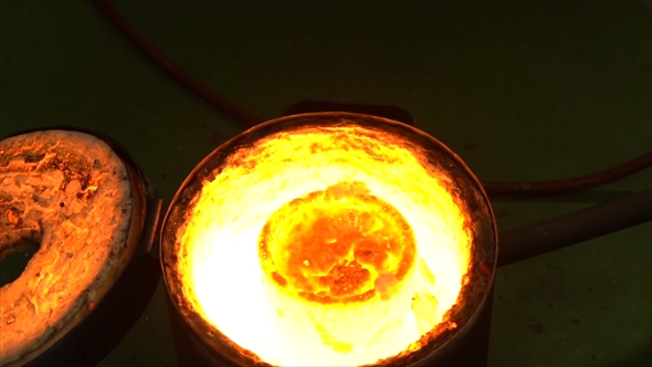 巨大な氷に溶岩をかける実験