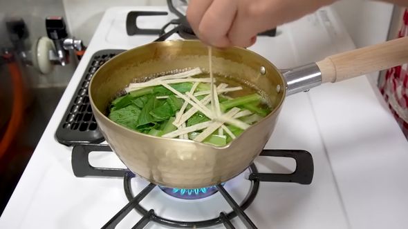 500円で買ってきた食材で作るみそ汁に駄菓子の焼たらを加える