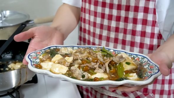 500円で買ってきた食材で作った豚と小松菜と豆腐となめこの炒め煮