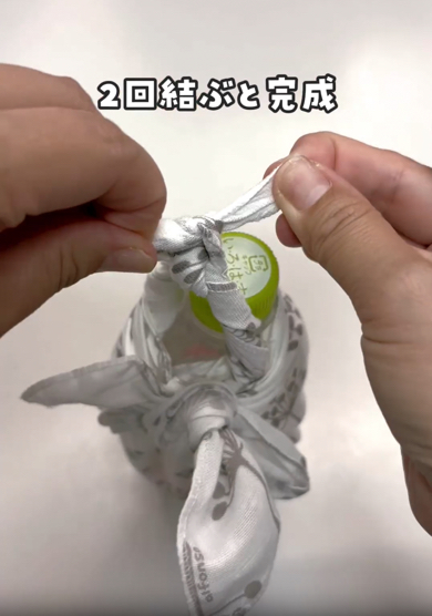 輪っかになるよう2回結びます