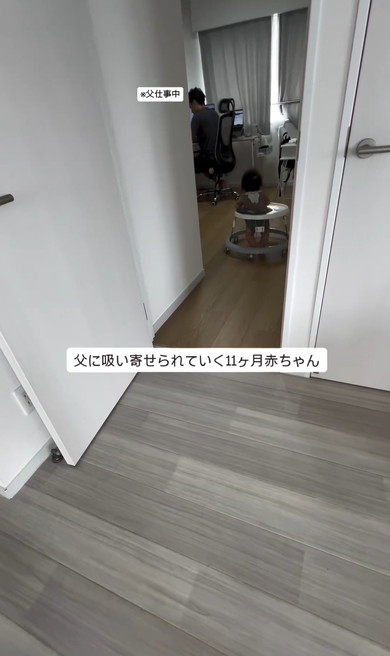 歩行器使う赤ちゃん