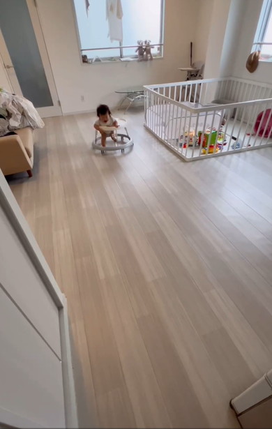 歩行器使う赤ちゃん