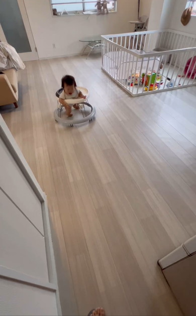 歩行器使う赤ちゃん