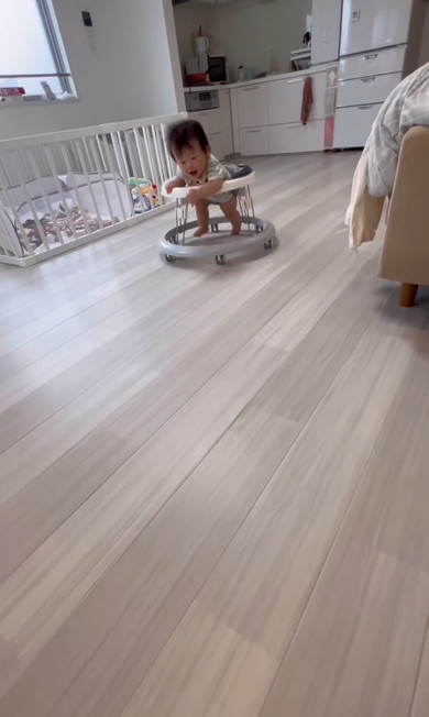 歩行器使う赤ちゃん