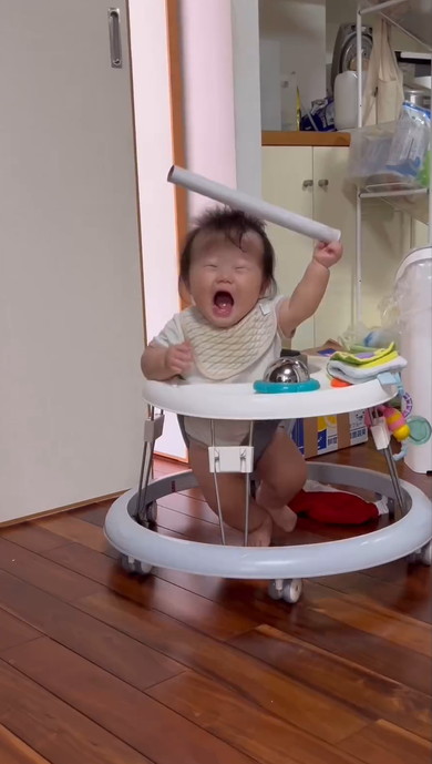 歩行器使う赤ちゃん