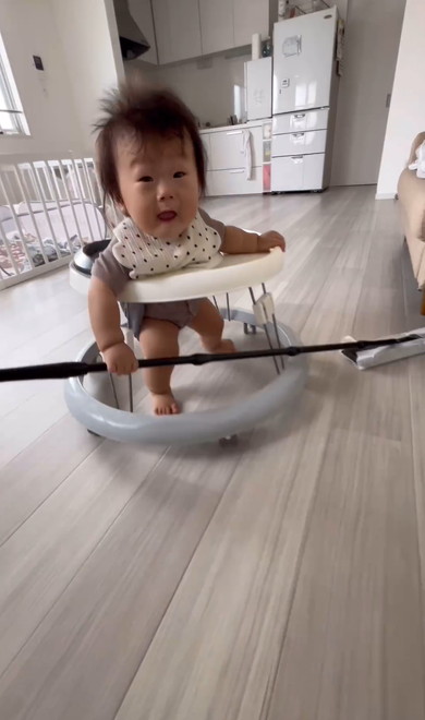 歩行器使う赤ちゃん