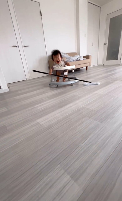 歩行器使う赤ちゃん