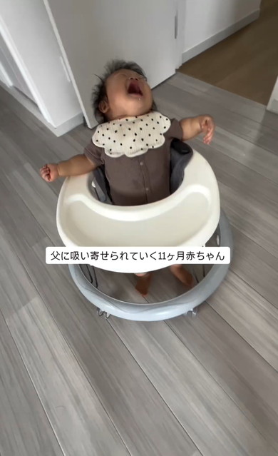 歩行器使う赤ちゃん