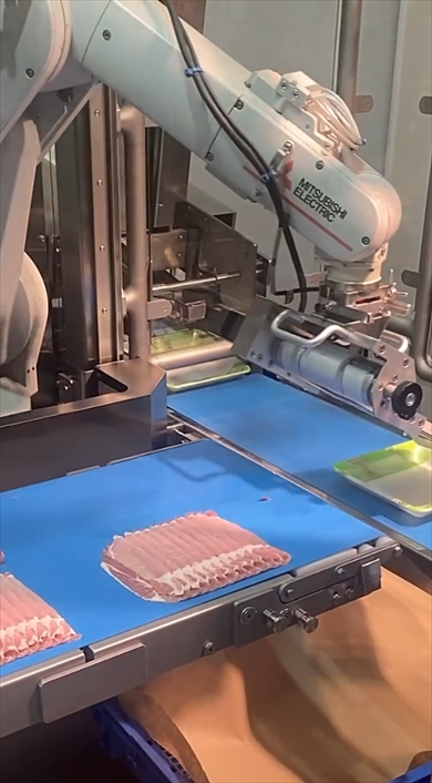 肉をトレーに盛り付ける最新ロボット