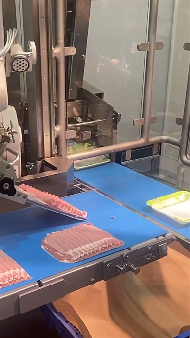 肉をトレーに盛り付ける最新ロボット