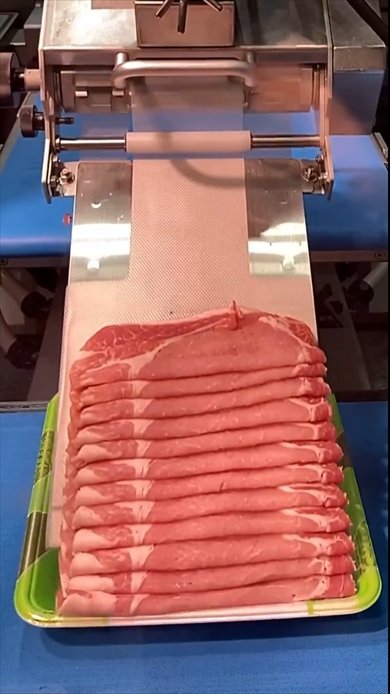 肉をトレーに盛り付ける最新ロボット