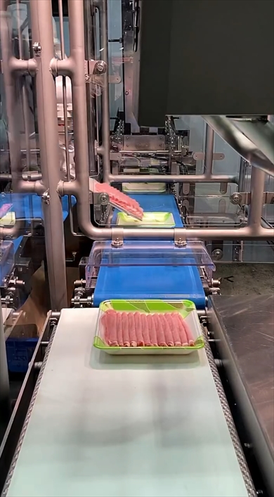 肉をトレーに盛り付ける最新ロボット