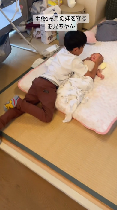 生後1カ月の妹をでき愛する7歳兄