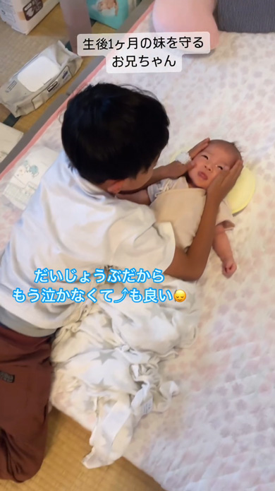 生後1カ月の妹をでき愛する7歳兄