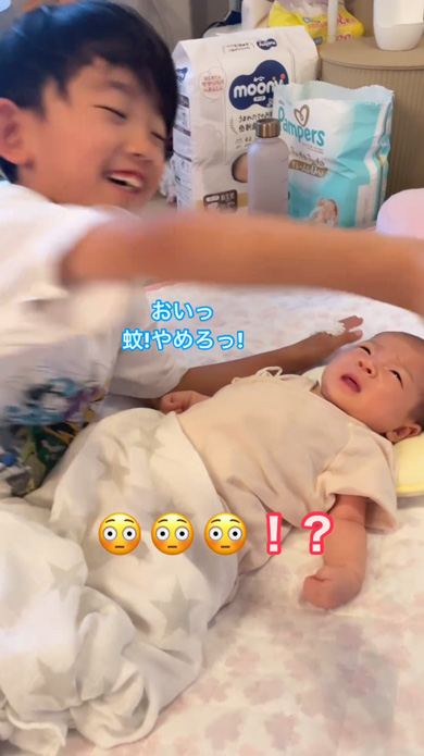 生後1カ月の妹をでき愛する7歳兄
