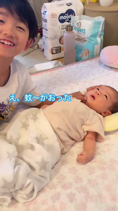生後1カ月の妹をでき愛する7歳兄