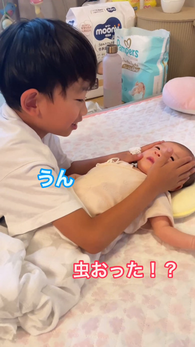 生後1カ月の妹をでき愛する7歳兄