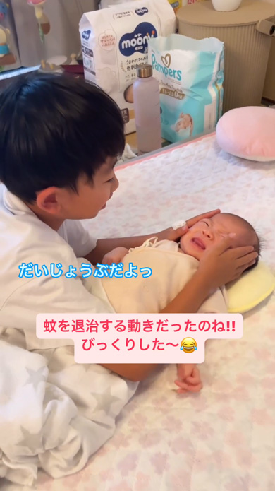 生後1カ月の妹をでき愛する7歳兄