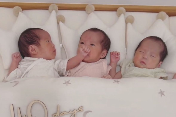 寝ている三つ子の赤ちゃん