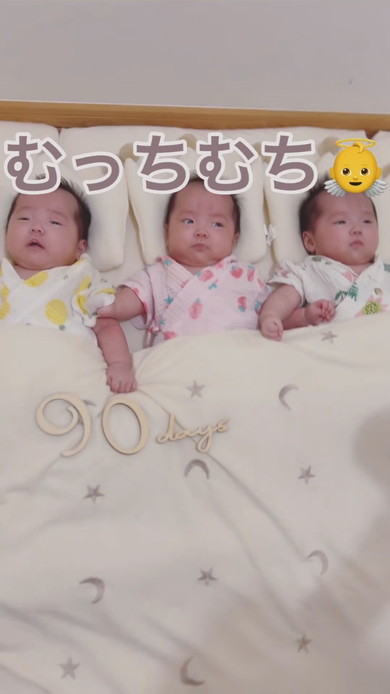 寝ている三つ子の赤ちゃん