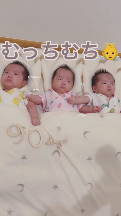 寝ている三つ子の赤ちゃん