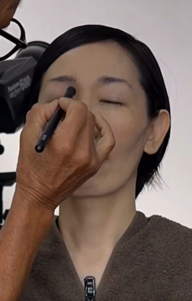 骨格を見ながらノーズシャドウをのせます