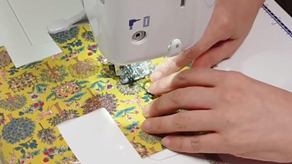 カットクロスが便利なミニポーチに