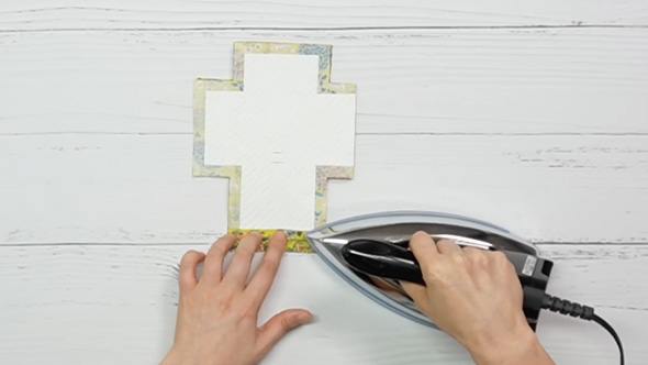 カットクロスが便利なミニポーチに