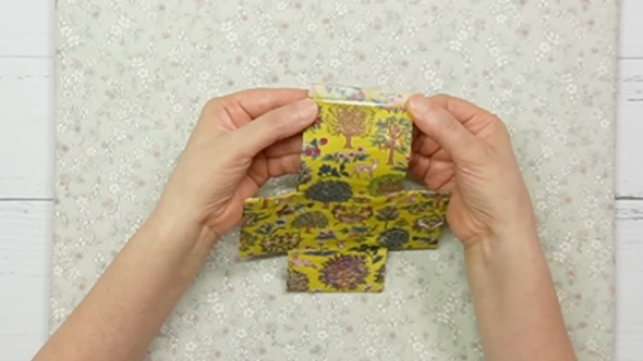 カットクロスが便利なミニポーチに