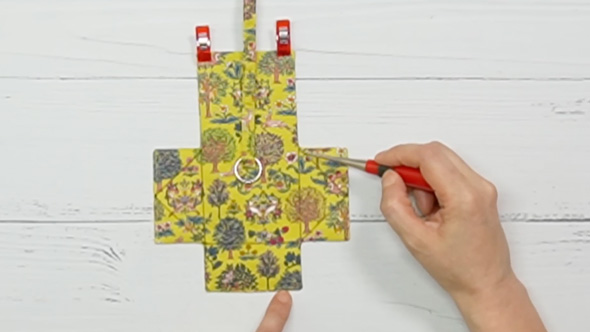 カットクロスが便利なミニポーチに