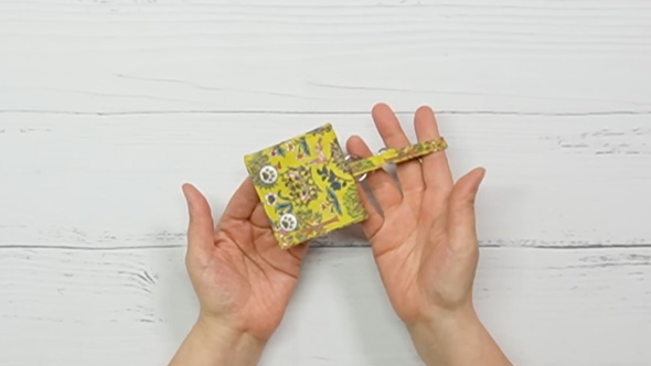 カットクロスが便利なミニポーチに