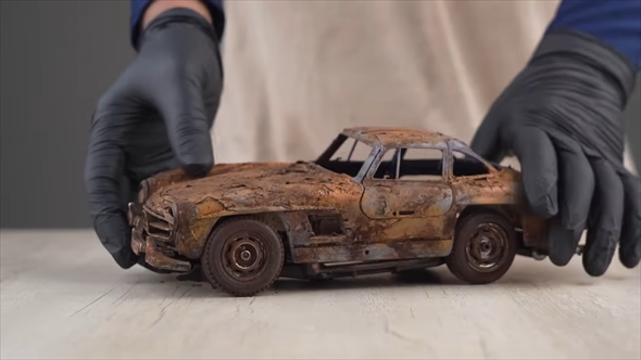 錆びてボロボロになった車の模型をレストア