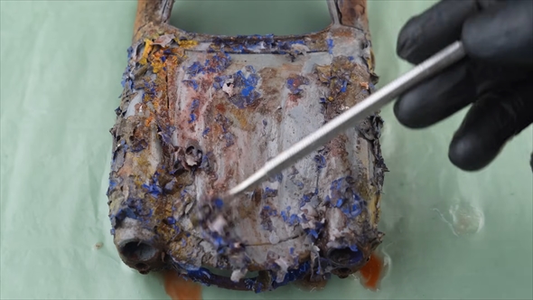 錆びてボロボロになった車の模型をレストア