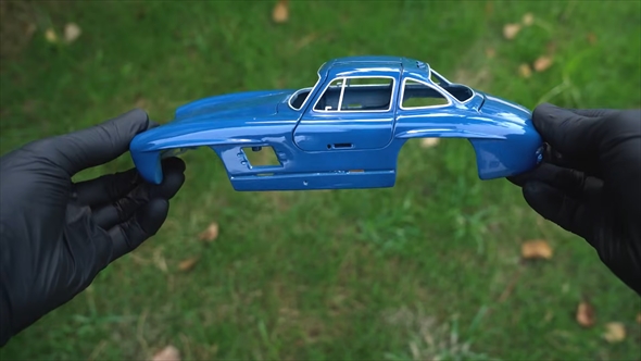 錆びてボロボロになった車の模型をレストア