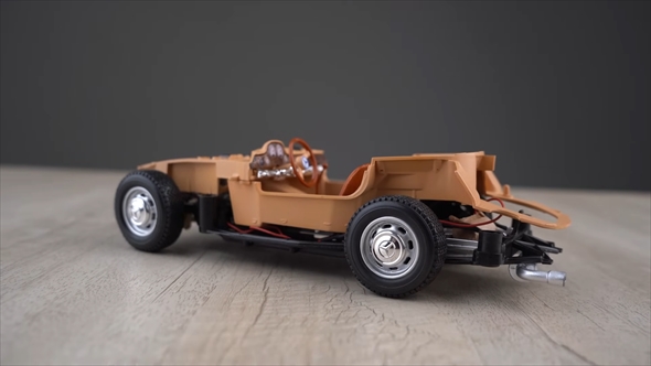 錆びてボロボロになった車の模型をレストア