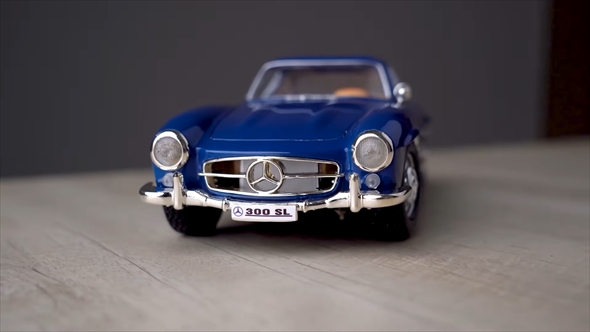 錆びてボロボロになった車の模型をレストア